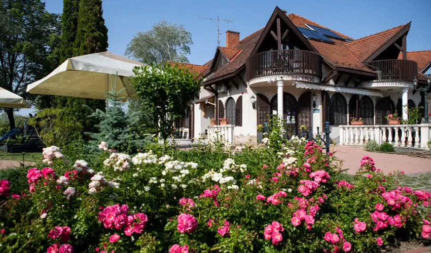 Zsanett Hotel Balatonkeresztr