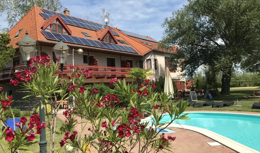 Zsanett Hotel Balatonkeresztr
