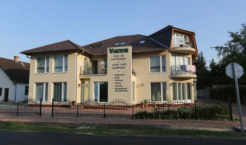 Viktor Bor- s Vendghz Balatonmriafrd