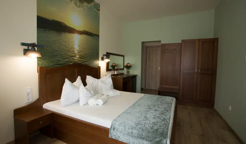 Viktor Bor- s Vendghz Balatonmriafrd